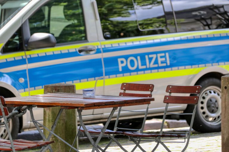 Polizeiauto an einem Platz in der Stadt